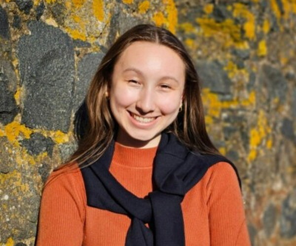 Headshot image of Roxana Grunenwald.